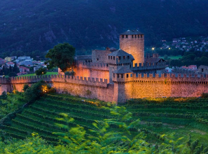 08_Bellinzona bei Nacht, Kanton Tessin. Schloss Montebello - UNESCO Welt-Kulturerbe_Roland Gerth - Schoene Aussichten Touristik
